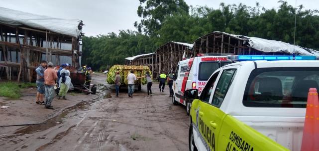 tmb1_graneros-trabajadores-fueron-rescatados-entre-chapas-hierros-foto-policia-tucuman-923747-131814
