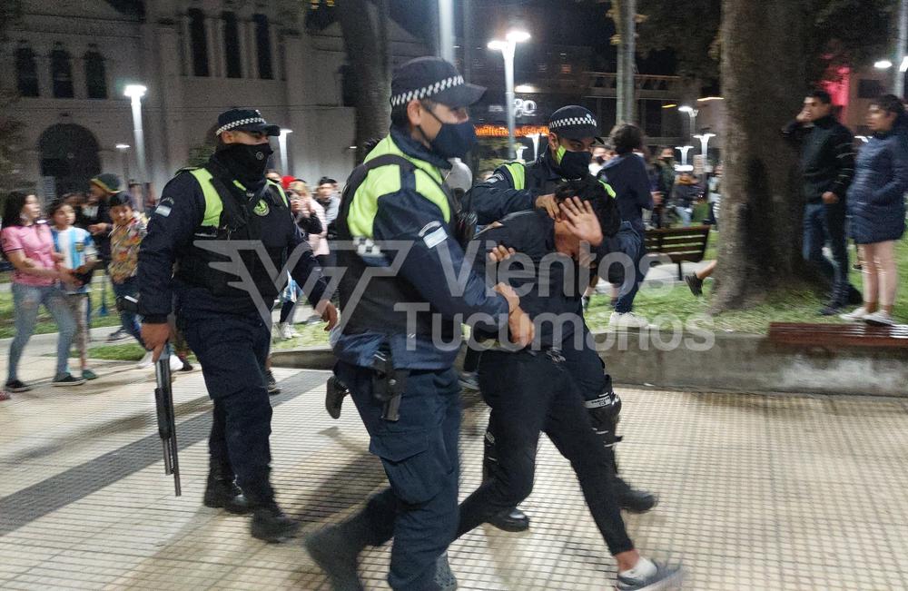 policía detenido robo aprehensión