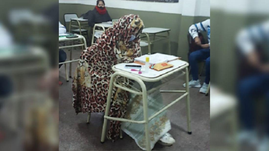 20882-por-el-frio-con-puertas-y-ventanas-abiertas-fue-a-clases-con-frazadas-termicas