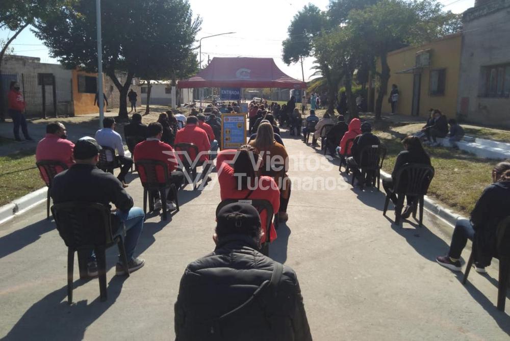 Fila espera gente persona vacuna vacunación nodo casa de caná