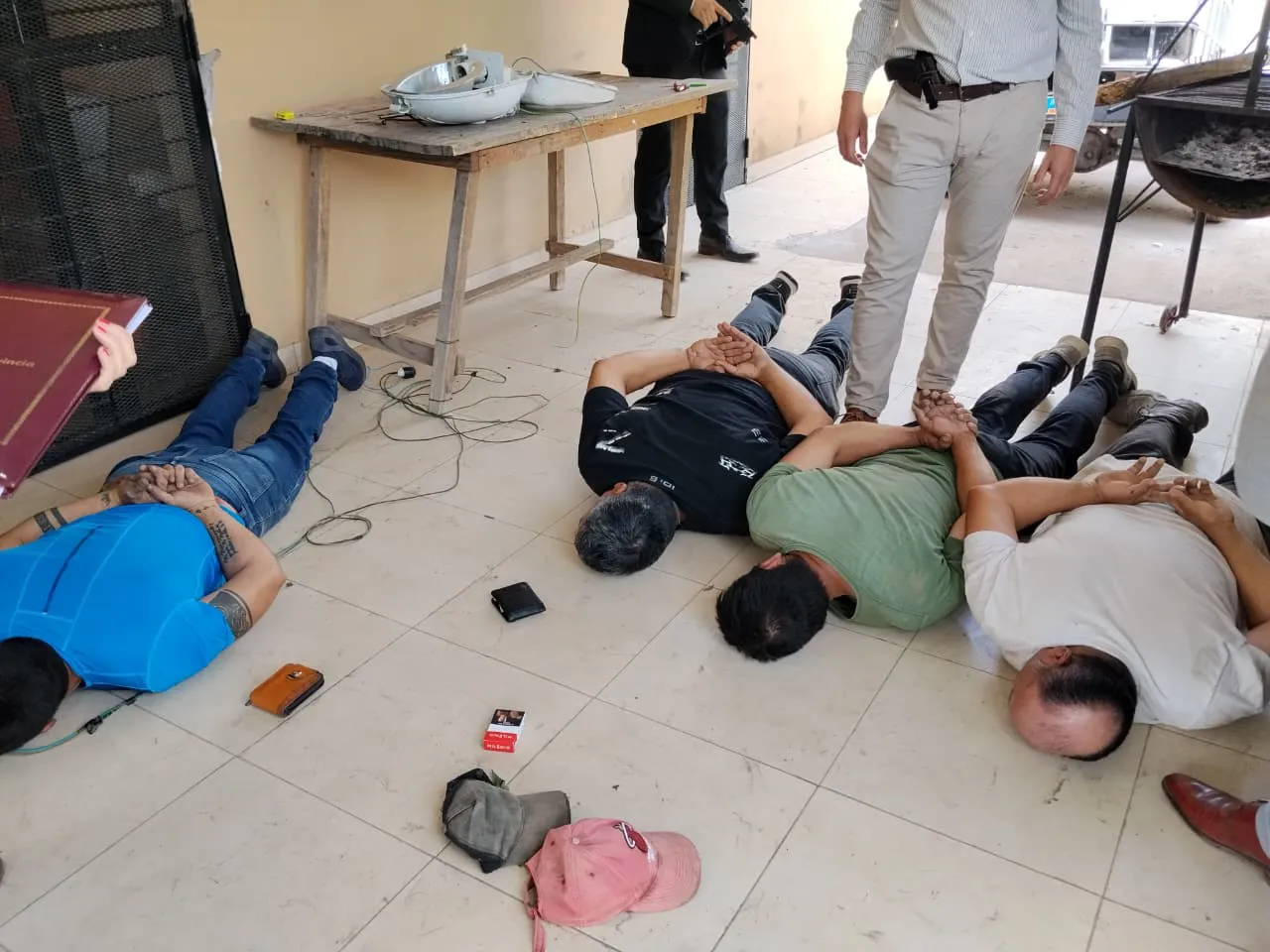 policias y presos