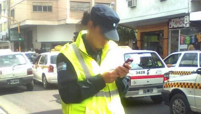 policia con cel