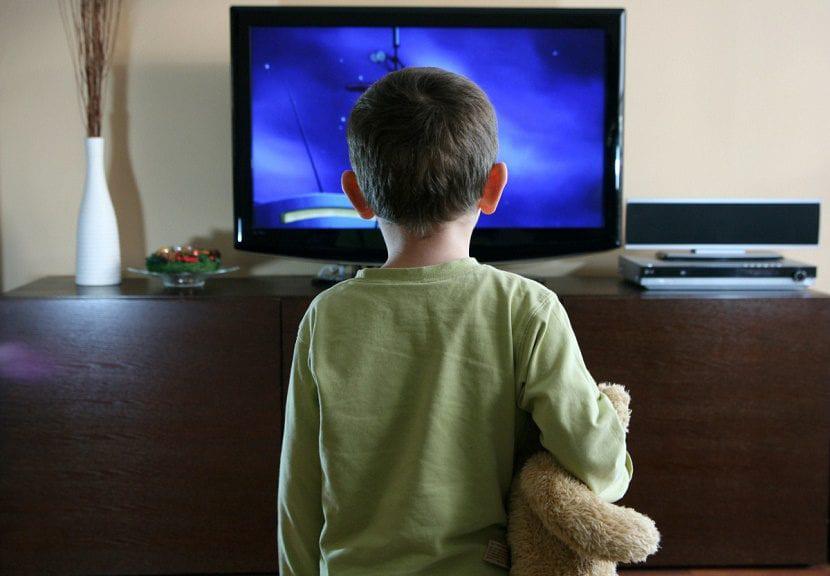 nene viendo tele