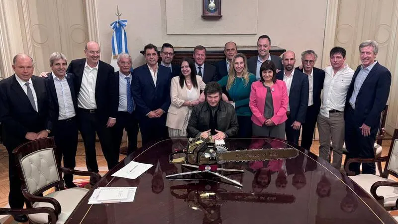 Milei funcionarios