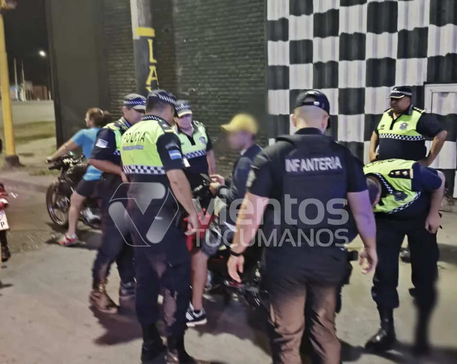 Policía controles vehiculares control infantería moto