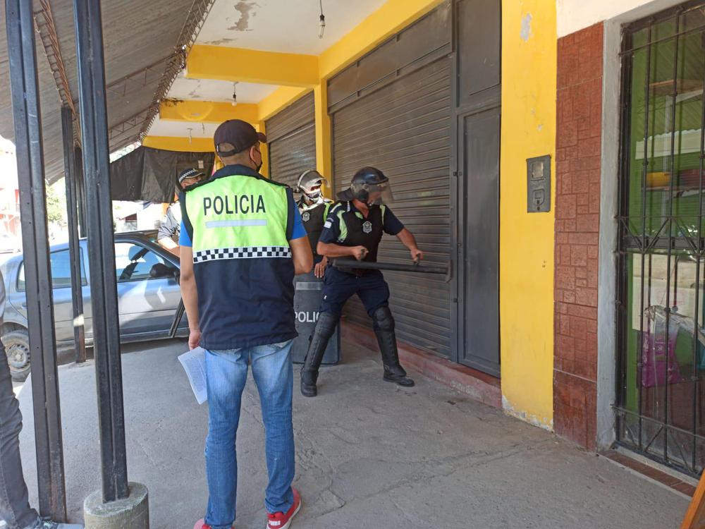 policía fábrica topper