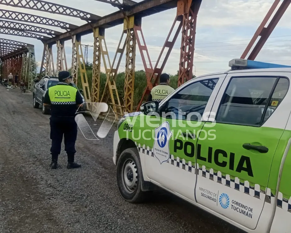 Policía puente Río Chico