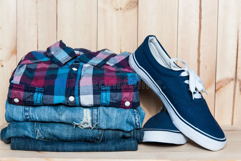 ropa-y-zapatos-en-un-fondo-de-madera-67374477